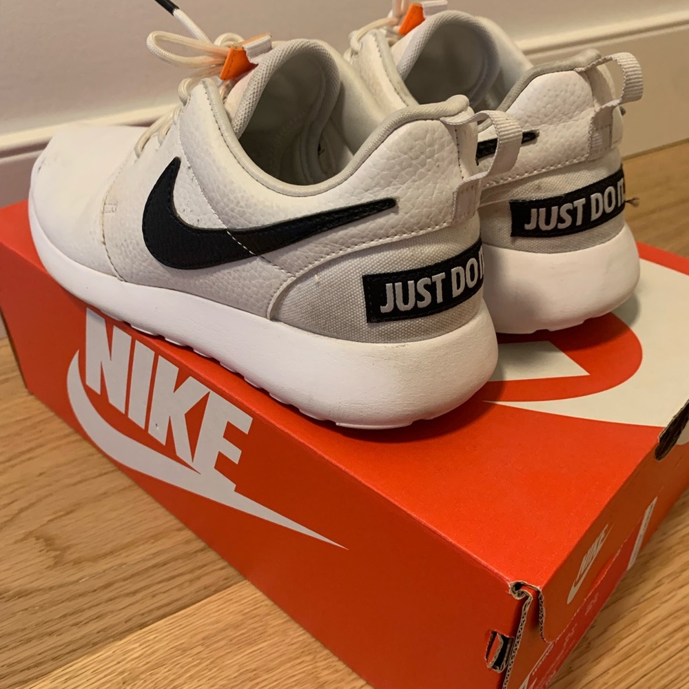 Nike Women’s White and Black Just Do It Roshe Sneakers 7